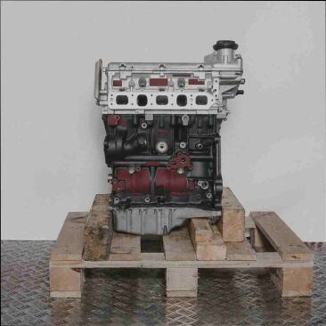 Automotor AZX auf Holzpalette vor weißem Hintergrund. Seitenansicht des Motors, ideal für Ersatzteile oder Reparaturen.