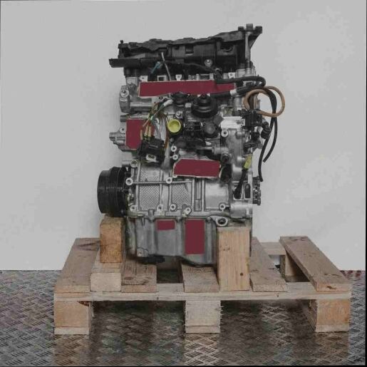 Kompletter Motor B37 C15 A auf Holzpalette vor weißem Hintergrund. Der Motor mit allen Anbauteilen und Kabeln ist von der Seite zu sehen.