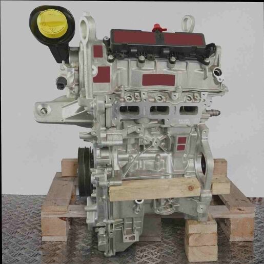 Motor B4D 403 auf Holzpalette vor weißem Hintergrund. Der silberne Motor mit schwarzen und gelben Details zeigt eine detaillierte Ansicht seiner Komponenten.