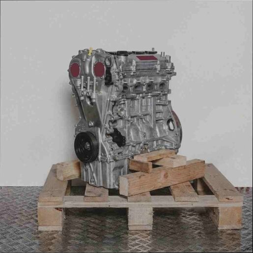 Motor B7JA auf Holzpalette vor weißem Hintergrund. Frontansicht des Motors, ohne Logos oder Wasserzeichen.