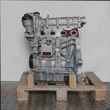 Silberner Motor BLP auf Holzpalette vor weißem Hintergrund. Der Motor ist seitlich und vollständig sichtbar.