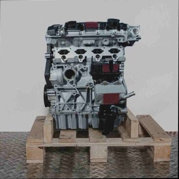 Seitenansicht eines Motors mit dem Code BVX auf einer Holzpalette. Der Motor, ohne Wasserzeichen, steht vor weißem Hintergrund. Einige Anbauteile und Riemen sind sichtbar.