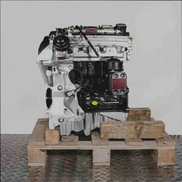 Seitenansicht eines Motors mit dem Code CAGC auf einer Holzpalette vor weißem Hintergrund. Der Motor ist vertikal ausgerichtet.