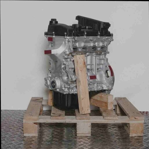 Kompletter Motor CFA (384F) auf Holz-Palette vor weißem Hintergrund. Der Motor besteht aus silbernen Metall- und schwarzen Kunststoffteilen.