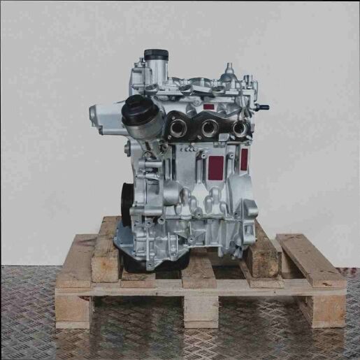 Seitenansicht des Motors CHFA auf einer Holzpalette vor weißem Hintergrund. Der silberfarbene Motor mit schwarzen Elementen ist vertikal ausgerichtet.