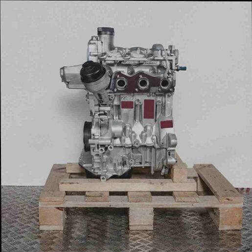 Kompletter Motor CHFB auf Holzpalette vor weißem Hintergrund. Der hellgraue und silberne Motor ist von der Seite zu sehen.