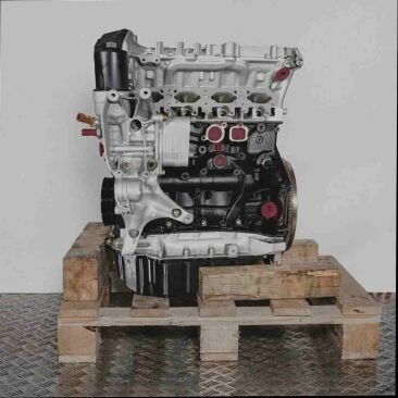 CNCE Automotor auf Holzpalette vor weißem Hintergrund. Seitenansicht des silbernen, schwarzen und gelben Motors.
