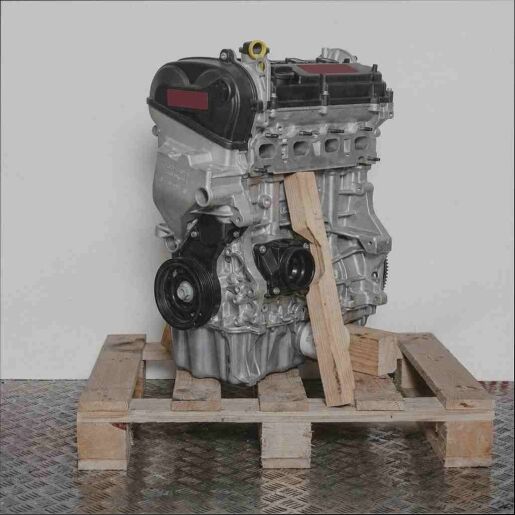 Seitenansicht eines CPGA Motors auf einer Holzpalette vor weißem Hintergrund. Der Motor ist vertikal ausgerichtet.
