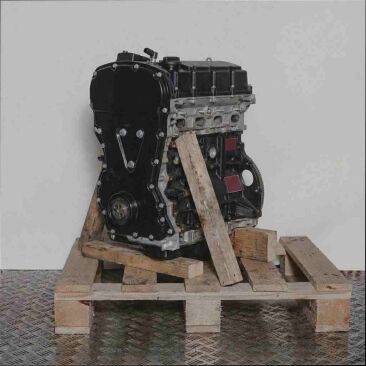 Motor CVFF auf Holzpalette vor weißem Hintergrund. Aufnahme der linken Seite des Motors, vollständig sichtbar.