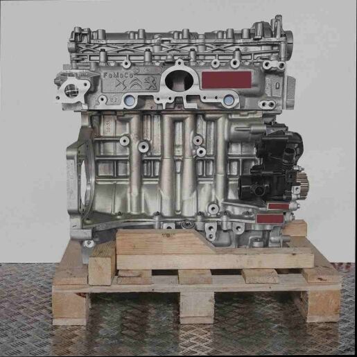 Silberner Motor D 15 DTH (DV5RUC) auf Holzpalette vor weißem Hintergrund. Seitliche Ansicht des Motors mit detaillierten Anschlussstellen.