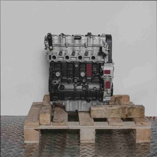 Seitenansicht des Motors D4EA auf einer Holzpalette vor weißem Hintergrund. Der schwarz-silberne Motor ist vertikal ausgerichtet.