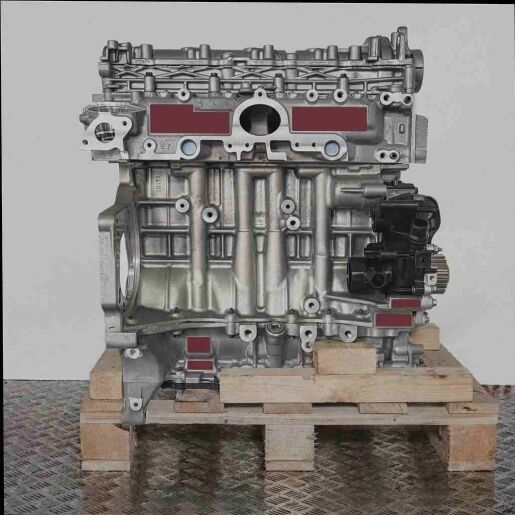 Seitenansicht eines Motors DV5RD auf einer Holzpalette vor weißem Hintergrund. Der Motor steht vertikal und ist detailliert dargestellt.