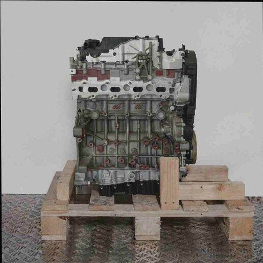 Frontalansicht eines EHZ (DW10FC) Motors auf einer Holzpalette. Der Motor ist vor weißem Hintergrund gut sichtbar, alle wichtigen Teile sind erkennbar.