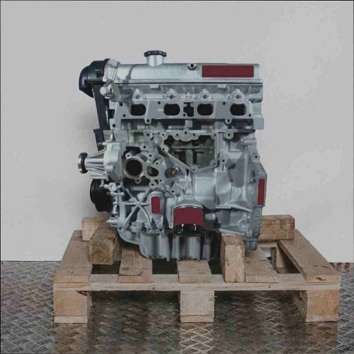 Seitenansicht eines Motors mit dem Code FYDA auf einer Holzpalette vor weißem Hintergrund. Der Motor ist vertikal ausgerichtet.