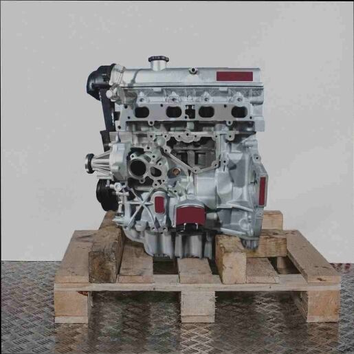 Seitenansicht eines Motors (FYDD) auf einer Holzpalette vor weißem Hintergrund. Der Motor ist vertikal ausgerichtet.