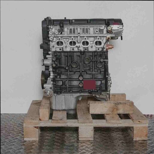 Schwarzer Motor G4GC auf Holzpalette vor weißem Hintergrund. Der Motor mit silbernen Komponenten ist seitlich abgebildet.
