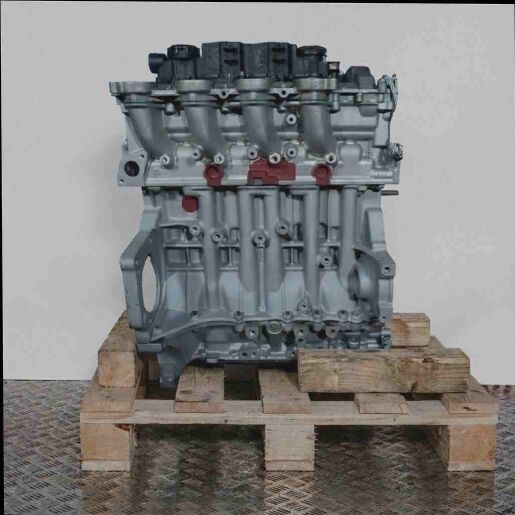 G8DE Motorblock auf Holzpalette vor weißem Hintergrund. Seitenansicht des Motors, vertikal ausgerichtet.
