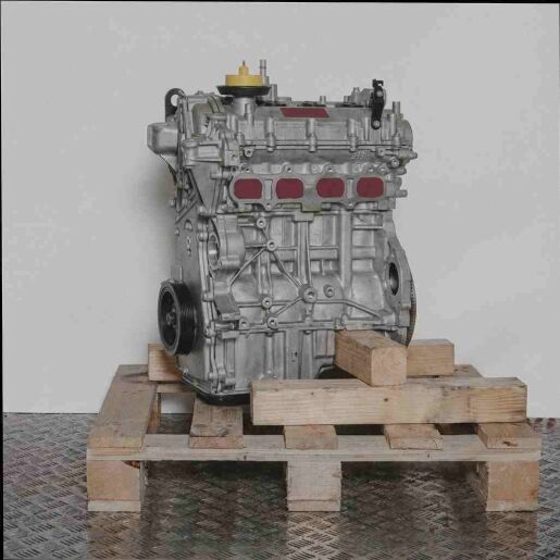Silberner Motor H4B 409 auf Holzpalette vor weißem Hintergrund. Detaillierte Seitenansicht des Motors.
