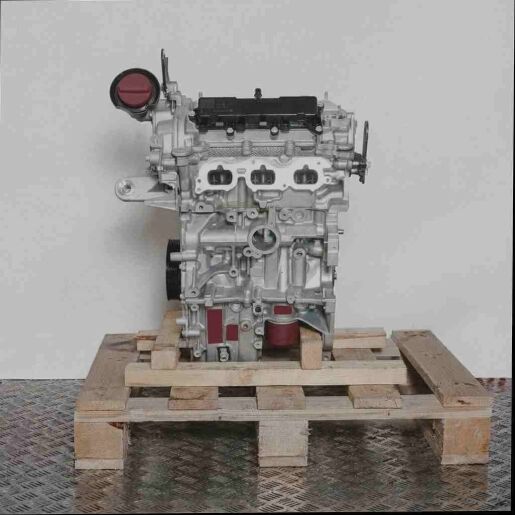 Seitenansicht eines H4D 400 Motors auf einer Holzpalette vor weißem Hintergrund. Der silberne und schwarze Motor mit gelber Kappe ist vertikal ausgerichtet.