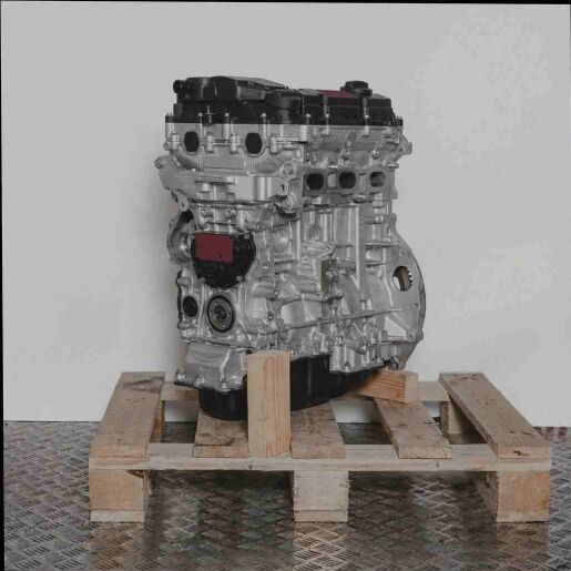 Silberner Motor HNE (EB2ADTD) auf Holzpalette vor weißem Hintergrund. Der Motor mit schwarzen Abdeckungen ist vollständig sichtbar und seitlich ausgerichtet.