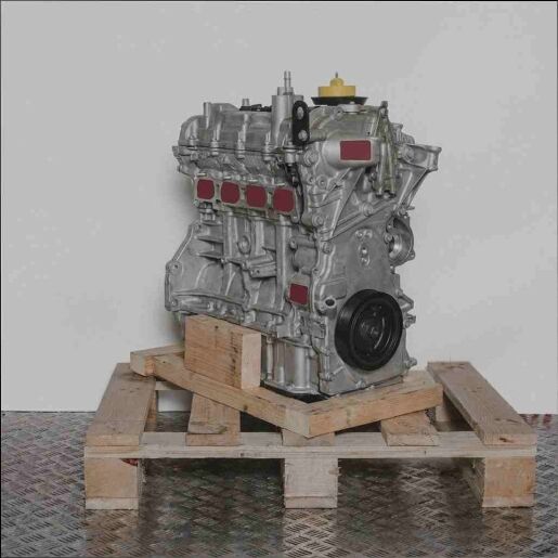 HR09DET Motor auf Holzpalette vor weißem Hintergrund. Seitenansicht des Motors, vertikal ausgerichtet.