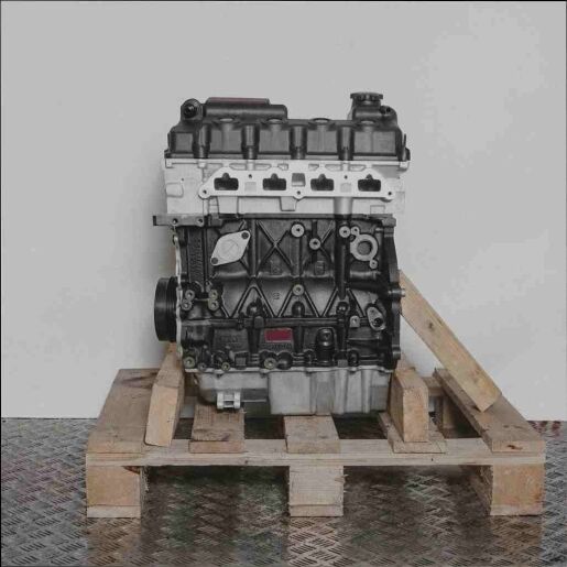Schwarzer und silberner Motor W11 B16 A auf Holzpalette vor weißem Hintergrund. Seitenansicht des kompletten Motors, ideal für technische Dokumentation.