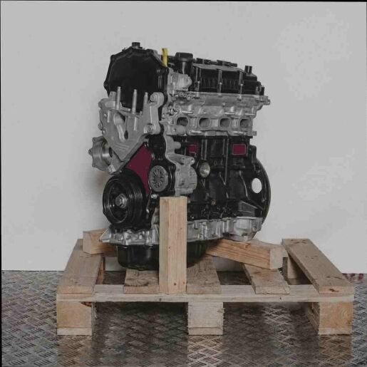 Motor YLDC auf Holzpalette vor weißem Hintergrund. Der silber-schwarze Motor steht vertikal und ist von der Seite abgebildet.