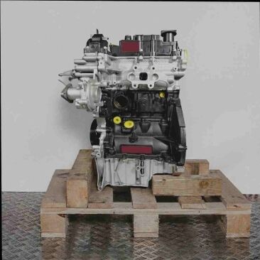 Motor YYJB auf Holzpalette vor weißem Hintergrund. Der schwarz-silberne Motor ist seitlich dargestellt.