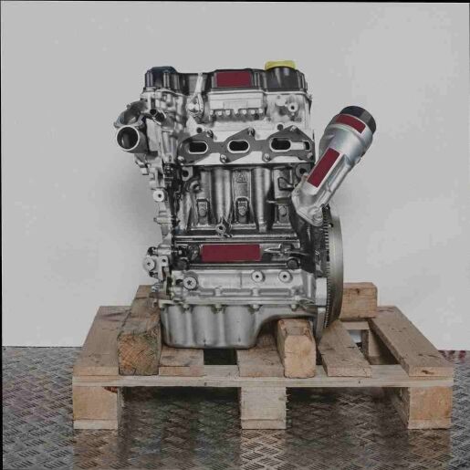 Motor Z 10 XE auf Holzpalette vor weißem Hintergrund. Der silberne und schwarze Motor ist seitlich abgebildet.