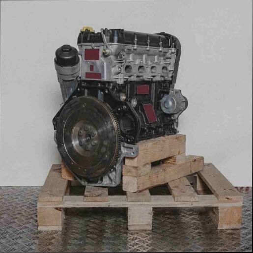 Motor Z 12 XEP auf Holzpalette vor weißem Hintergrund. Deutlich sichtbar ist das Schwungrad. Der Motor ist von der Seite aufgenommen.