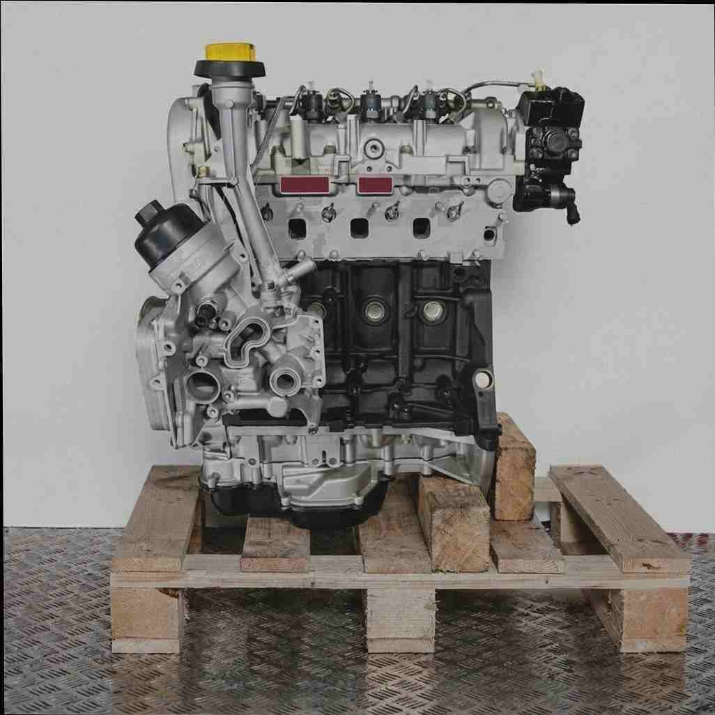 Motor 263 A2.000 auf Holzpalette vor weißem Hintergrund. Detailaufnahme des Motors, inklusive Zylinderkopf und Block.