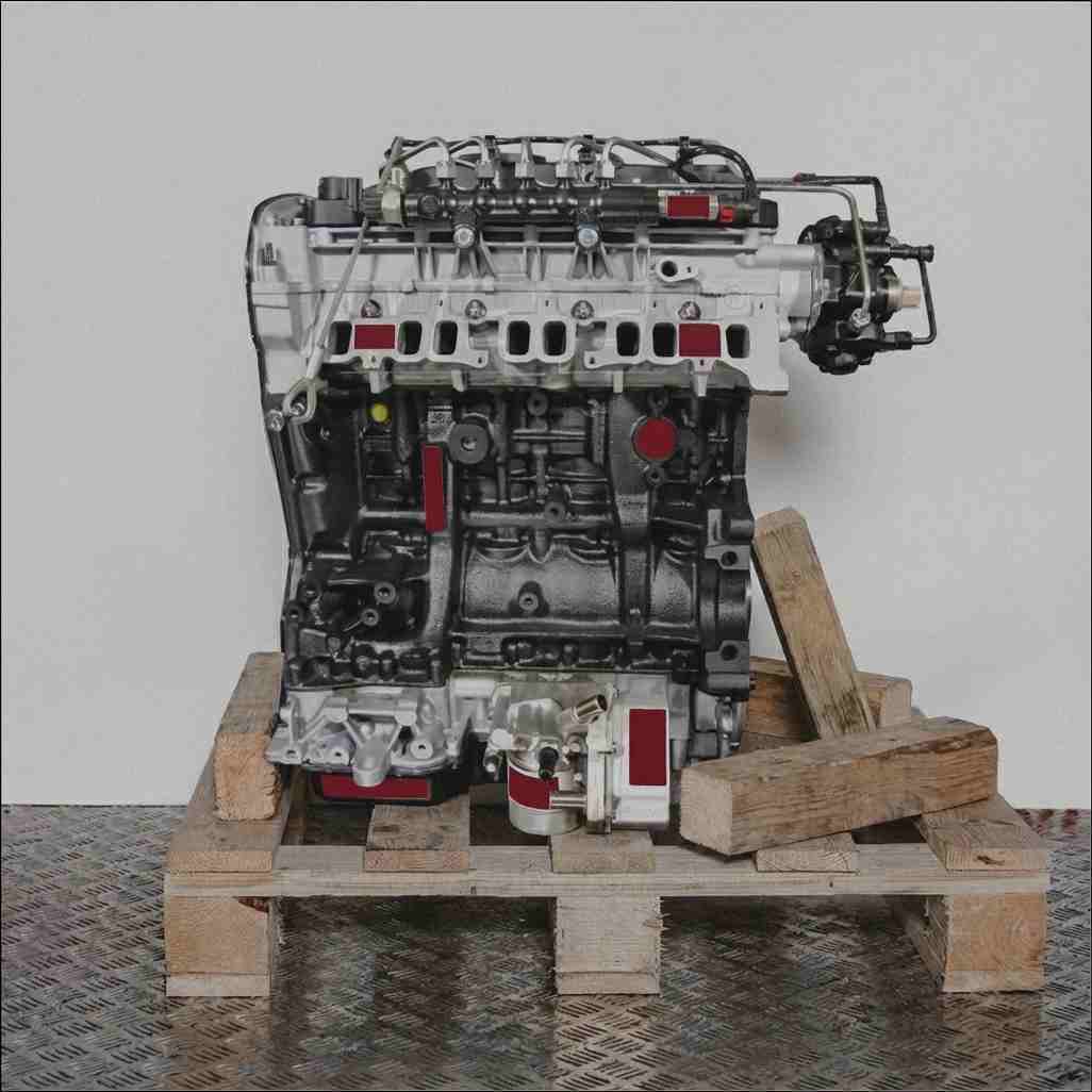 Seitenansicht eines Motors 4HV (P22DTE) auf einer Holzpalette. Der Motor ist vor weißem Hintergrund vertikal positioniert.