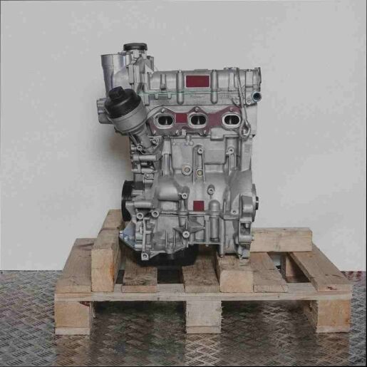 Seitenansicht eines BME Motors auf einer Holzpalette vor weißem Hintergrund. Der Motor steht vertikal und ist vollständig abgebildet.