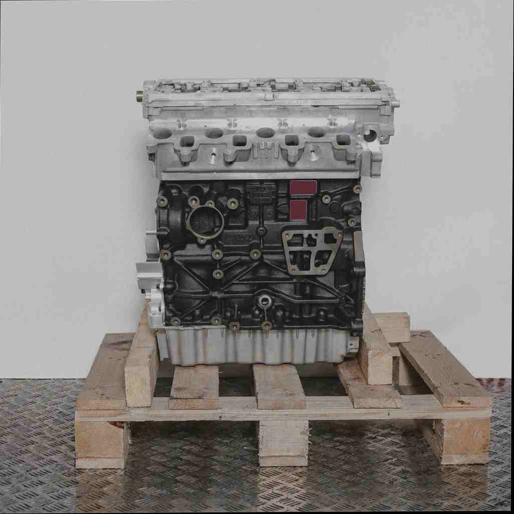 Motor CFJB auf Holzpalette vor weißem Hintergrund. Der schwarze Motorblock und silberne Zylinderkopf mit Nockenwellen und Ansaugkrümmer sind deutlich zu sehen.