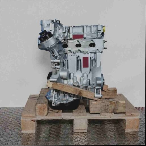Kompletter Motor CGPB auf Holzpalette vor weißem Hintergrund. Der hellgraue und silberne Motor ist von der Seite zu sehen.