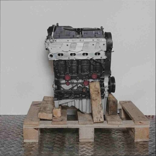 Schwarzer und silberner Motor CSHA auf Holzpalette vor weißem Hintergrund. Die Seitenansicht zeigt den Motor mit gelben Abdeckkappen.