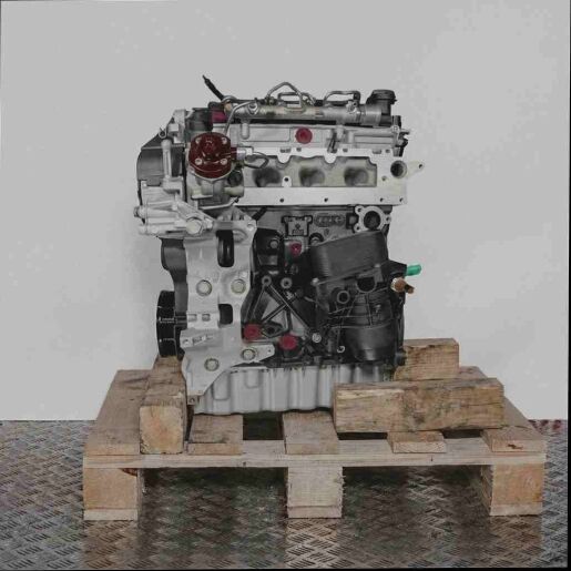 Seitenansicht des Motors CUUD auf einer Holzpalette vor weißem Hintergrund. Der Motor mit silberner Oberseite und schwarzem Mittelteil zeigt gelbe Anschlüsse.