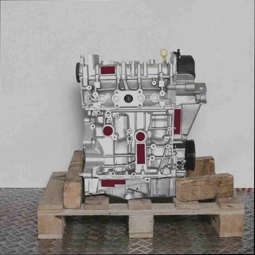 Seitenansicht des Motors DXDB auf einer Holzpalette vor weißem Hintergrund. Der silberne Motor mit schwarzen und gelben Akzenten ist vollständig sichtbar.