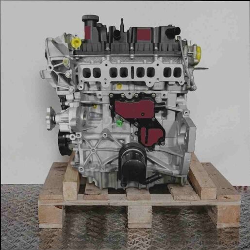 Motor M9MA auf Holzpalette vor weißem Hintergrund. Frontansicht des Motors, der vertikal ausgerichtet ist.