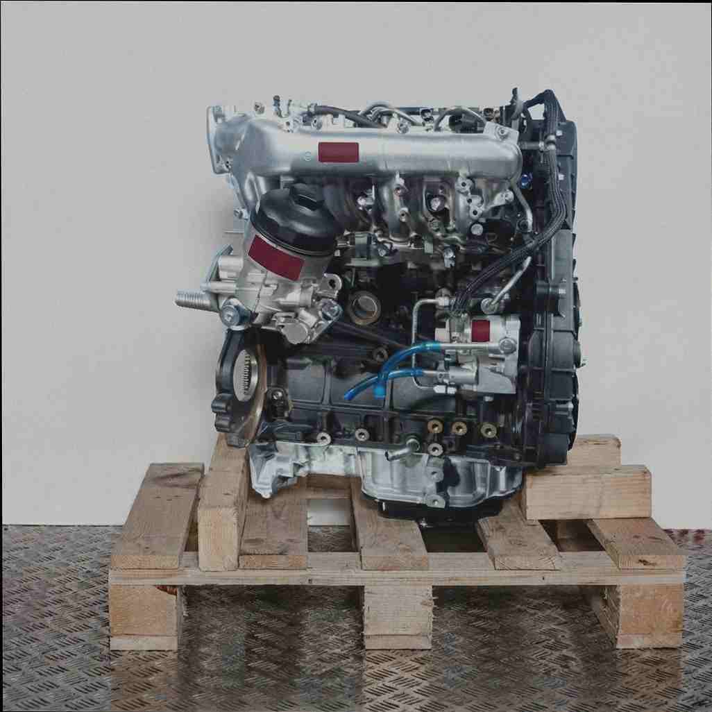 Seitenansicht eines Z 17 DTR Motors auf einer Holzpalette vor weißem Hintergrund. Der Motor zeigt verschiedene Anbauteile und Schläuche.